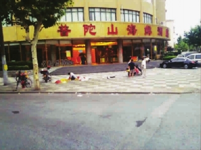 　　■摊主们正在挑选牛肉 房浩 摄(记者抓拍)