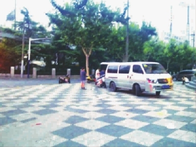 　　■面包车正在卸货 房浩 摄(记者抓拍)