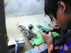 　　瑞丽的翡翠加工。