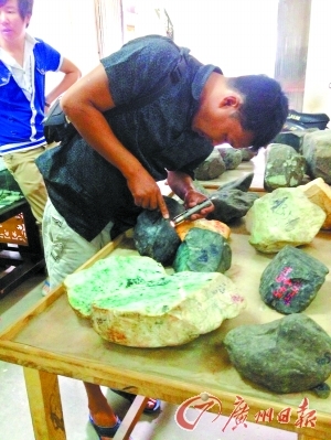 　　广东老板在云南看货。