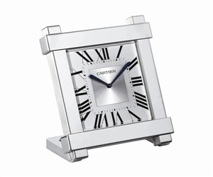 　　卡地亚的水晶石座钟晶莹剔透。