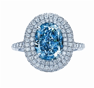 　　蒂芙尼戒指镶有绿蓝色钻石，铂金戒托包镶白钻，华贵非常。