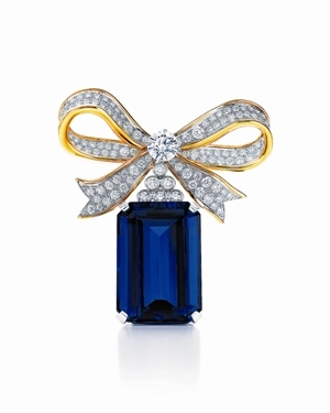 　　蒂芙尼深蓝色宝石透着华贵的光彩。