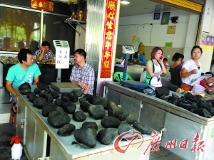 　　瑞丽缅甸边境的赌石市场。