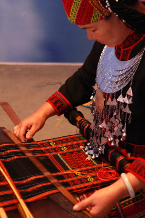 黎族传统纺染织绣技艺展示