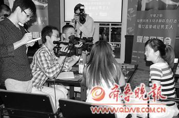 　　征婚女富豪被媒体“围观”。