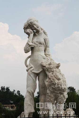 　　沈从文《边城》里翠翠雕塑 中国经济网 段丹峰 摄