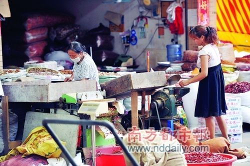 　　信立农批市场的辣椒粉销往全国各地。日前石排查获一批含致癌染料的辣椒粉，都是从该市场购进的。 梁清 摄