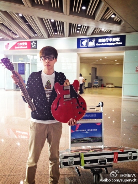 　　图：刘韬的GibsonES335电吉他在托运时被损坏