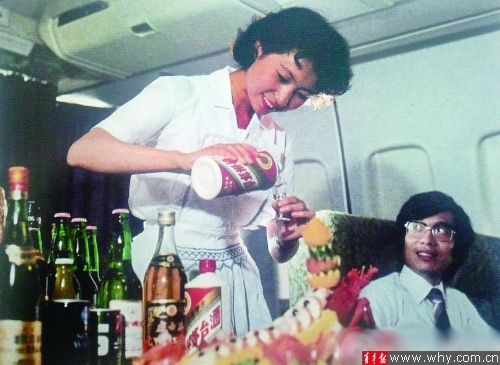 　　一张30年前飞机上的老照片，引发无数网友的羡慕嫉妒恨。