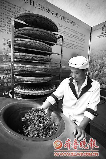 20日上午，绿茶节现场进行手工炒茶表演。