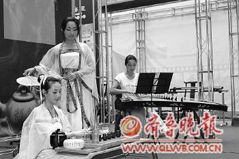 20日下午，六艺茶道培训学校学员正在进行茶艺表演。