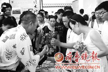 20日，来自日本参展团的茶商身着和服，向观众介绍他们的特色茶产品。　本报记者 刘涛 摄