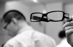 　　私家侦探公司使用的眼镜偷拍照相机。