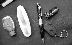 　　私家侦探公司使用的各种偷拍工具。 