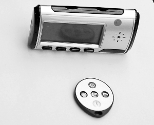 　　私家侦探使用伪装成闹钟的偷拍工具。