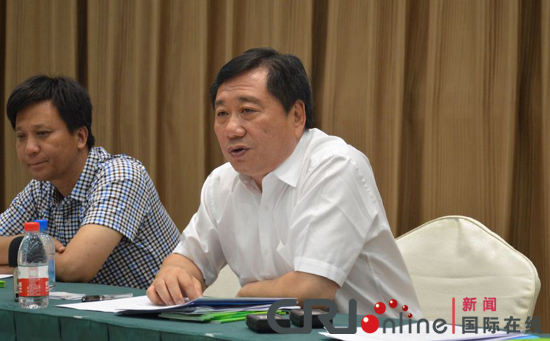 　　新疆国际博览事务局副局长陈季接受记者采访