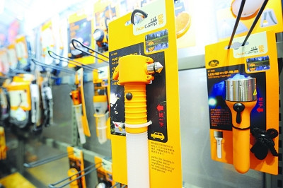 　　各式各样的车内破窗逃生装备。