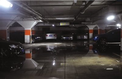 　　<b>前天，欧陆经典小区地下车库2层内仍有不少积水。本报记者王苡萱摄</b>