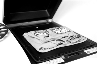 实验人员将实验样品放入X荧光能谱仪进行检测。