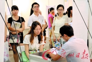 　　刚入职起薪是多少？是所有大学毕业生关心的。记者石忠情摄