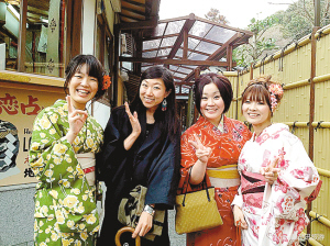 　　■郝娜和当地居民拍照留念，留下旅途中的美好回忆。 