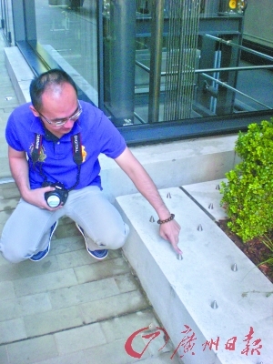 　　过道上的花坛上有许多钢锥警示行人不要久留。