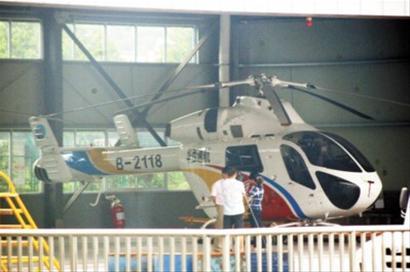 　　左图为华西村直升机场，工作人员正在维护飞机；右图为该机场的航班飞过村子上空  　　晚报王浩然现场图片