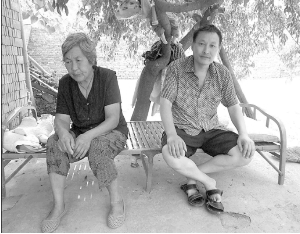 　　时建锋和母亲在自家院中。