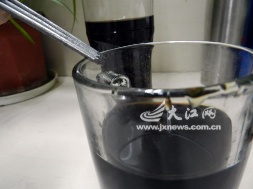 浸泡后，铁钉锈迹全无。