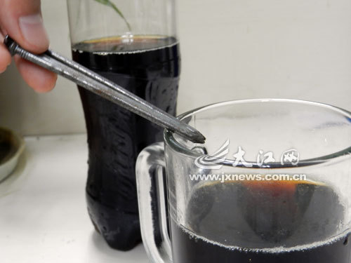 浸泡前，铁钉锈迹斑斑。