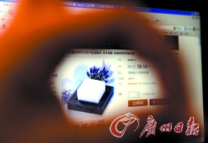 网店中有许多手工皂出售。记者 乔军伟/摄 