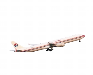 与东航受损飞机同一机型的空客A340-600。东航飞机受损部位在水平尾翼(画圈处)。