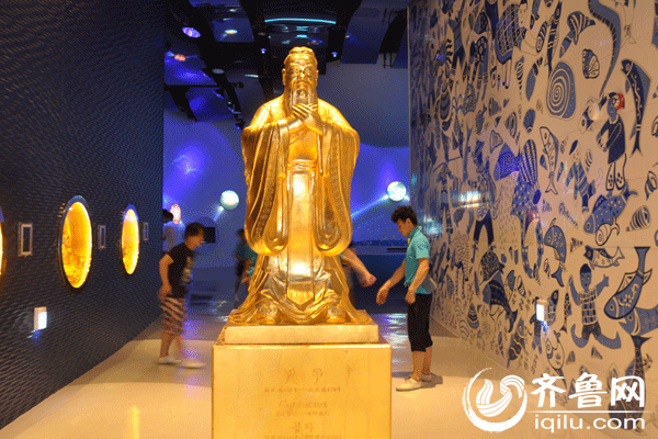 　　中国馆内的孔子像