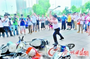 　　陈光标砸电动车，“拒绝铅污染”。资料图