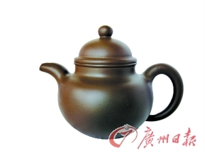 　　民国程寿珍掇球壶