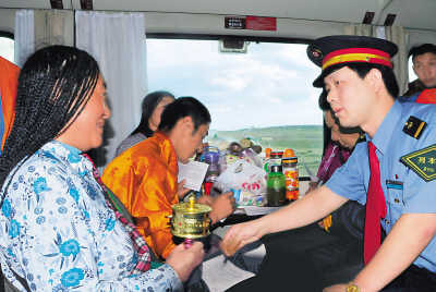 　　图为列车长为藏族乘客服务。