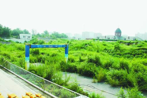 　　老山小轮车赛场杂草丛生，赛道基本被草丛覆盖。