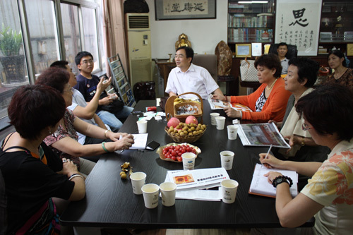 　　<b>与延寿堂董事长潘新敏座谈</b>