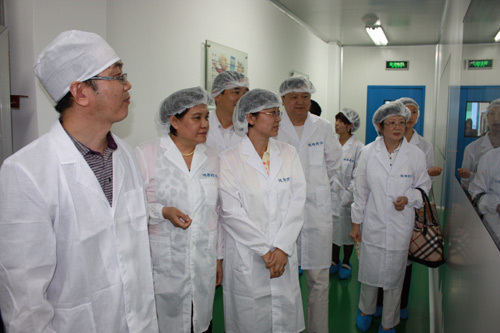 　　<b>质量安全万里行采访团参观企业</b>