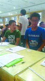 　　新员工正在签劳动合同