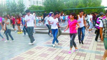 　　富士康的员工们在周末舞会上