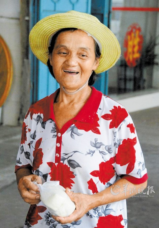 　　一位老人领到免费馒头后很开心 　新华社发