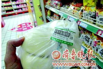　　超市里卖的馒头，日期标在不干胶标签上。