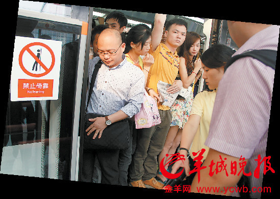 　　龙华线高峰时段异常拥挤