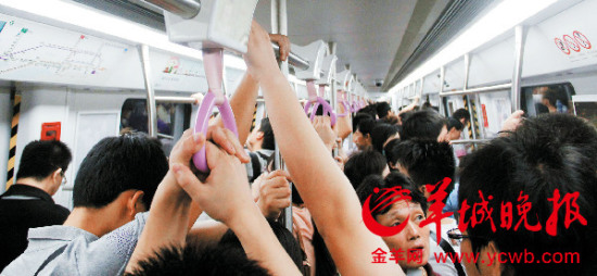 　　<b>吐槽一 </b><b>列车只有4节编组</b>