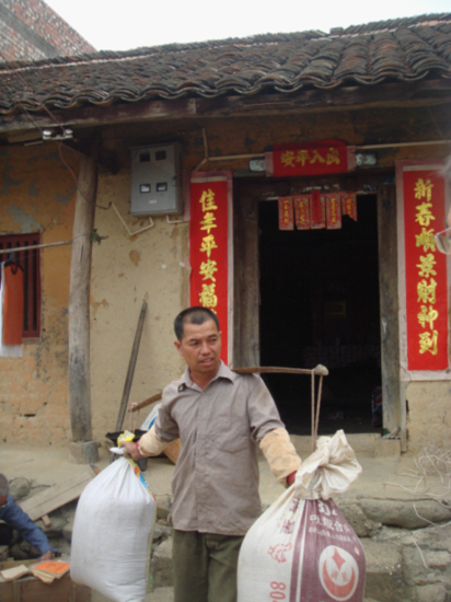 　　华润援建前，小镇村民黄兆康在自己门口劳动