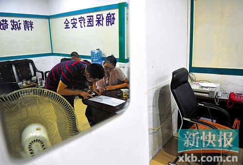 　　■广州白云区钟落潭镇惠德医疗门诊部行政部门负责人林亚荣正在接受当地劳动监察部门的询问。 新快报记者孙毅/摄