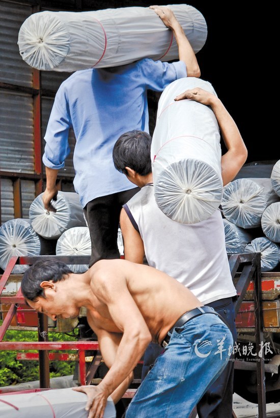 西樵纺织城里的工人正在进货