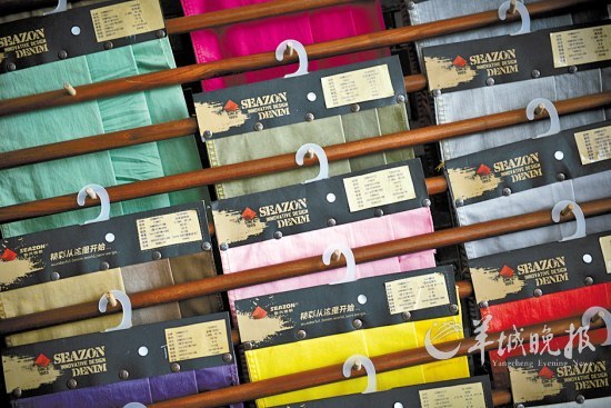 展厅里陈列着五颜六色的布料